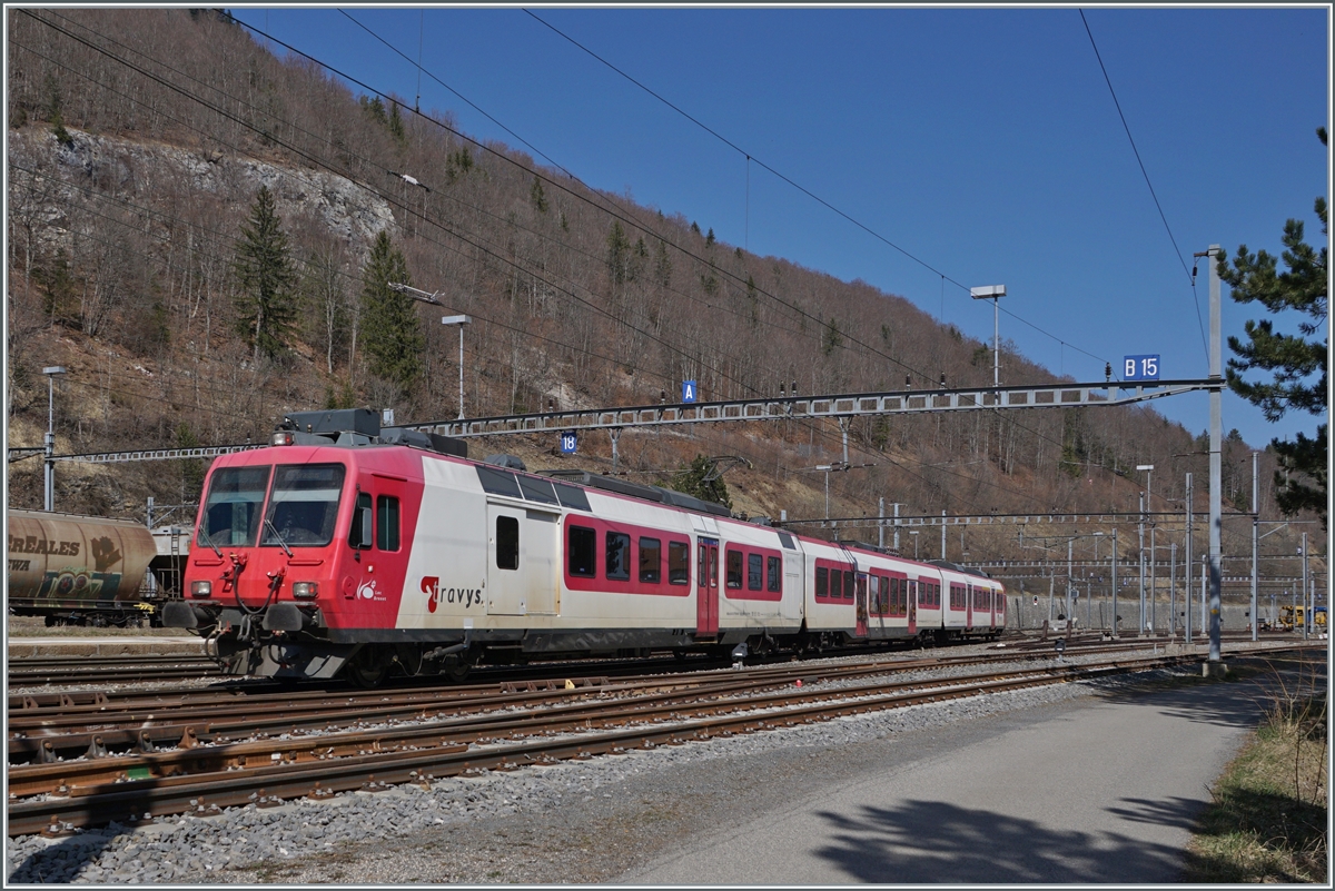 Mit dem neuen Betriebskonzept im Vallée de Joux ab August 2022 werden die Züge in Le Day geflügelt und das Vallée de Joux kommt in den Genuss von stündlichen Direktverbindungen nach Lausanne und Aigle (S2), im Gegenzug verliert Vallorbe die stündlichen Verbindungen ins Vallée de Joux und folglich werden die TRAVYS Domino Züge hier nur nur selten zu sehen sein. 

Der TRAVYS RBDe 560 384-0   Lac Brenet  (UIC RBDe 560 DO TR 94 85 7 560 348-0 CH-TVYS) verlässt Vallorbe in Richtung Le Brassus. 

24. März 2022
