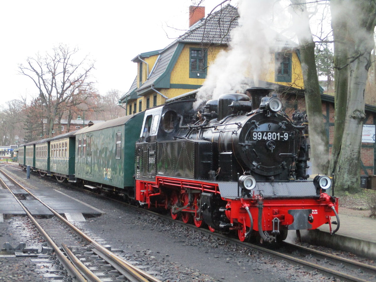 Mit dem Personenzug nach Putbus stand die 99 4801,am 15.Janar 2023,in Göhren.