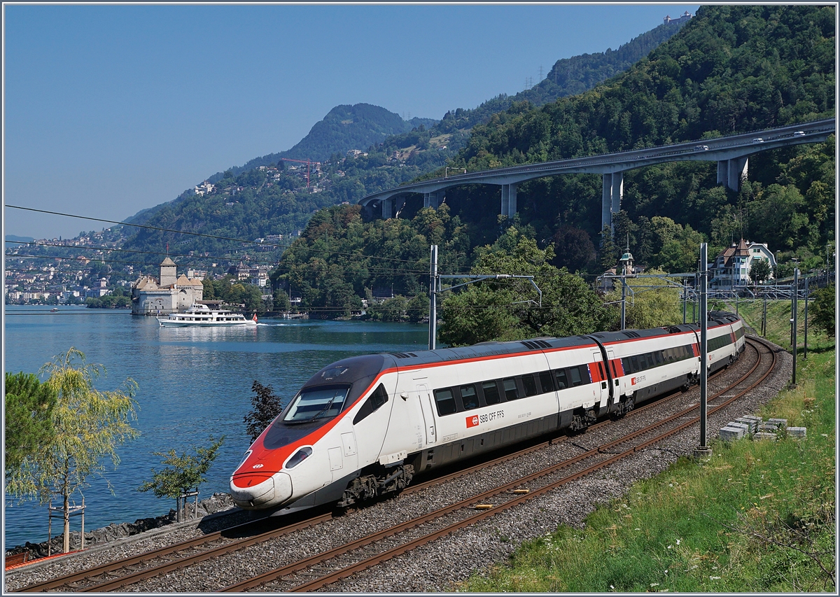 Mit dem SBB RABe 503 013-4 klappte das Motiv  Bahn und Schiff  schon etwas besser...
EC 32 Milano - Genève beim Château de Chillon.
3. August 2018