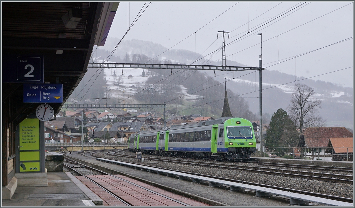 Mit dem Steuerwagen voraus erreicht ein BLS EW III RE von Zweisimmen nach Interlaken Ost den für Reisenden nun geschlossenen Bahnhof von Leissigen.

16. März 2021