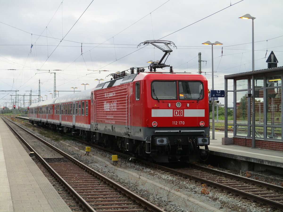 Mit dem Strandexpress Binz-Potsdam hielt,am 23.Juli 2022,die 112 170 in Bergen/Rügen.