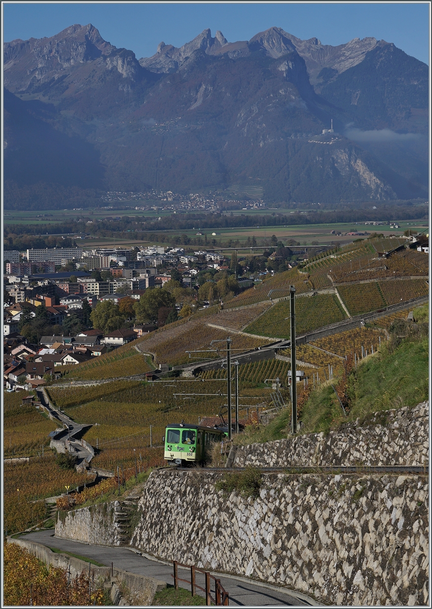 Mit dem TPC A-L Bt an der Spitze und dem schiebenden TPC A-L BDeh 4/4 310 erklimmt der R 70 336 die Steigung vom Tal hinauf in Richtung Leysin Grand-Hôtel.

2. November 2024