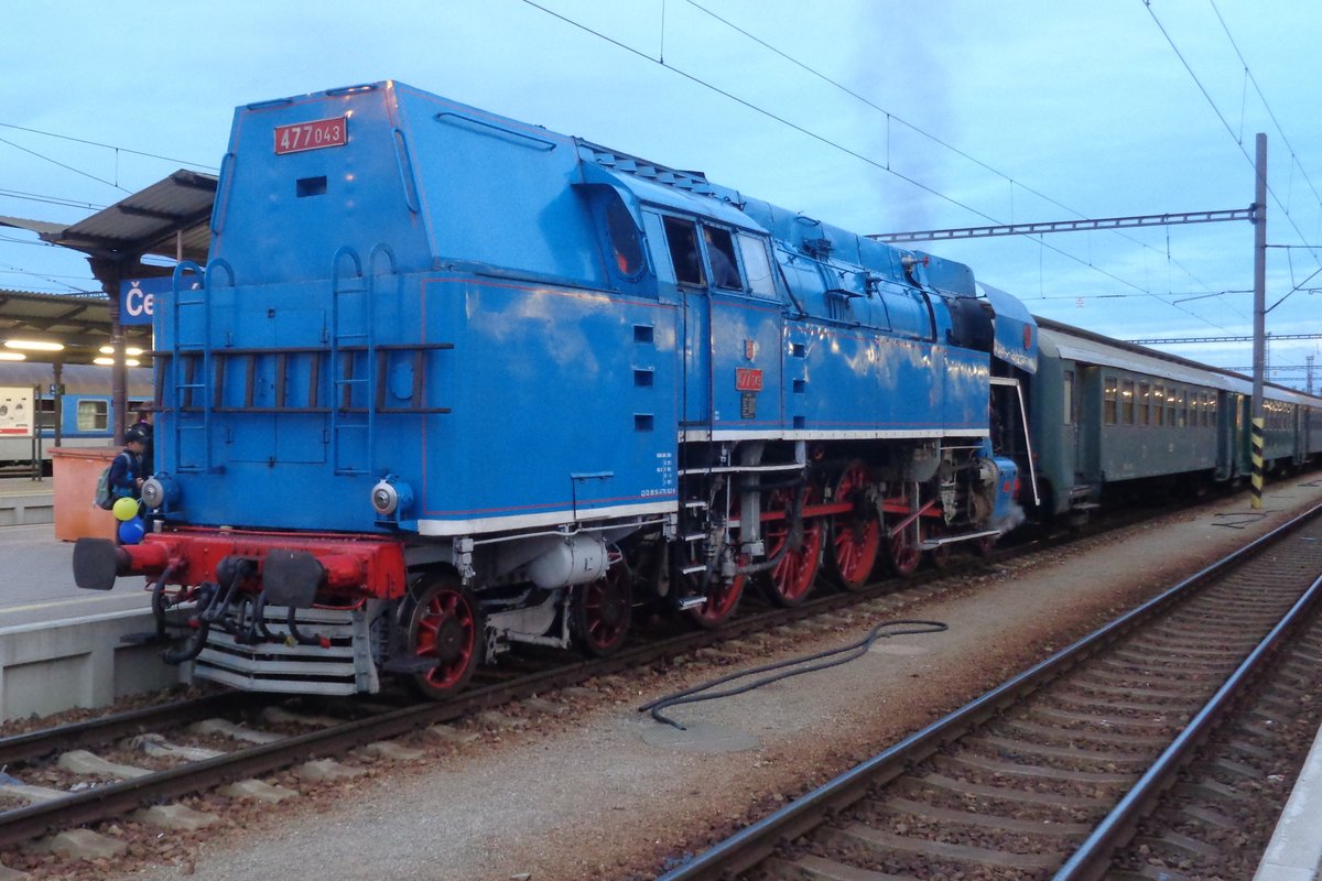 Mit ein Dampfpendelzug ist 477 043 am Abend von 22 September 2018 in Ceske Budejovice eingetroffen. 