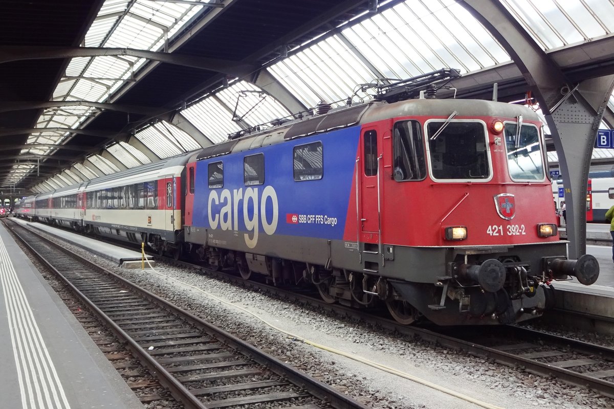 Mit ein EC nach Singen und Stuttgart steht am 26 Mai 2019 SBB 421 392 in Zürich HB. 