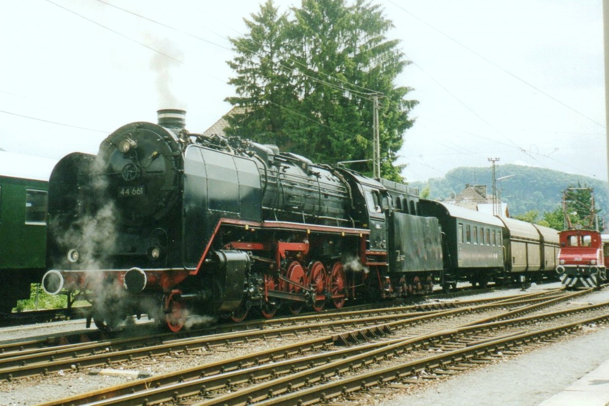 Mit ein Fotokohlezug, bestehend aus PKP-Wagen, verl�sst 44 661 Salzburg-Itzling am 31 Mai 2004.