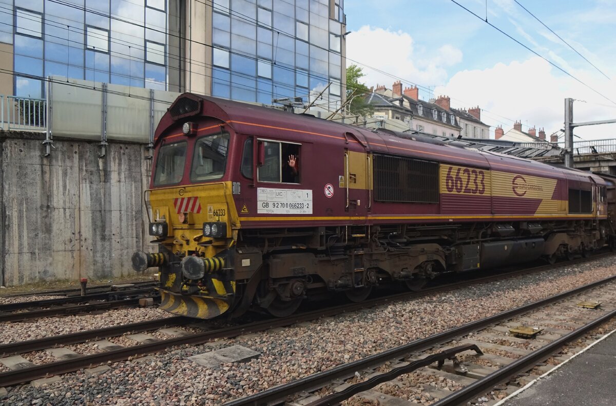 Mit ein Ganzzug durchfahrt 66233 Compiegne am 18 September 2021 -der Lokf�her begr�sst die Fotografentruppe am verl�ngerter Bahnsteig.