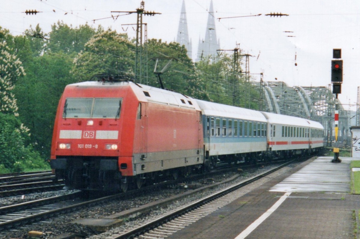MIt ein IR Trier-Emden durchfahrt 101 019 K�ln Deutz am 1 Februari 2000.