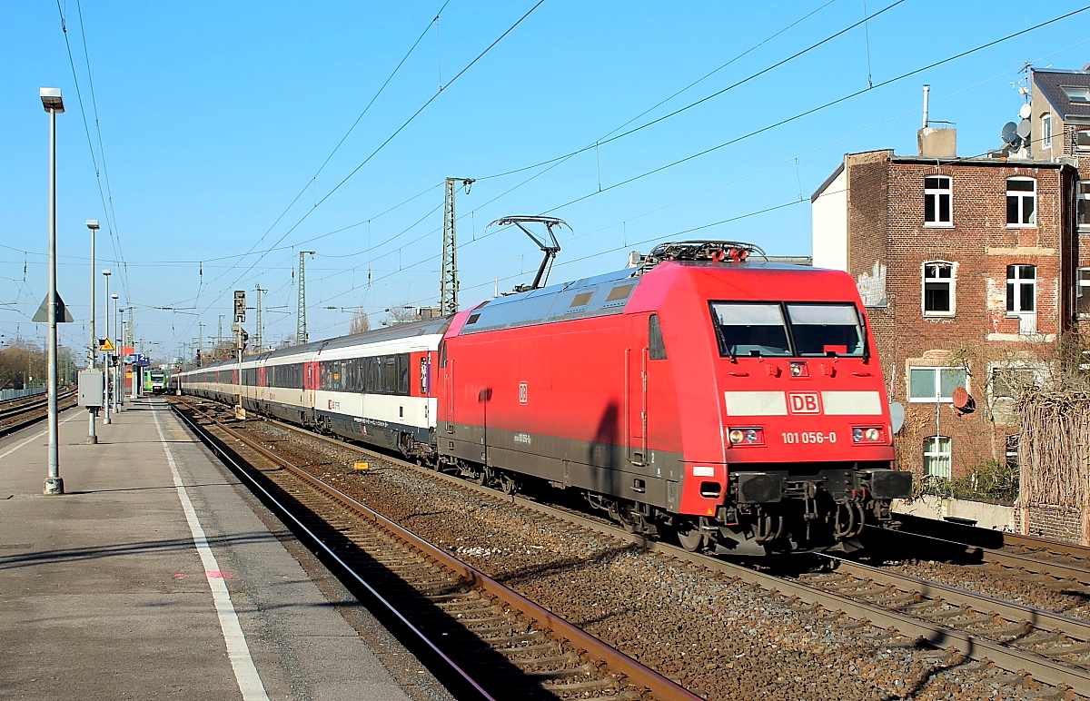 Mit einem EC Richtung Schweiz durchfährt 101 056-0 am 23.02.2018 Düsseldorf-Oberbilk