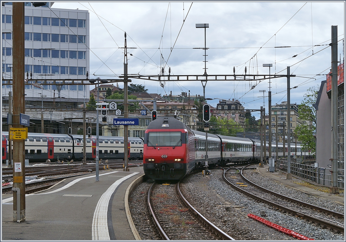 Mit einem IR 90 von Brig nach Genève erreicht eine SBB RE 460 den Bahnhof von Lausanne.

28. April 2020