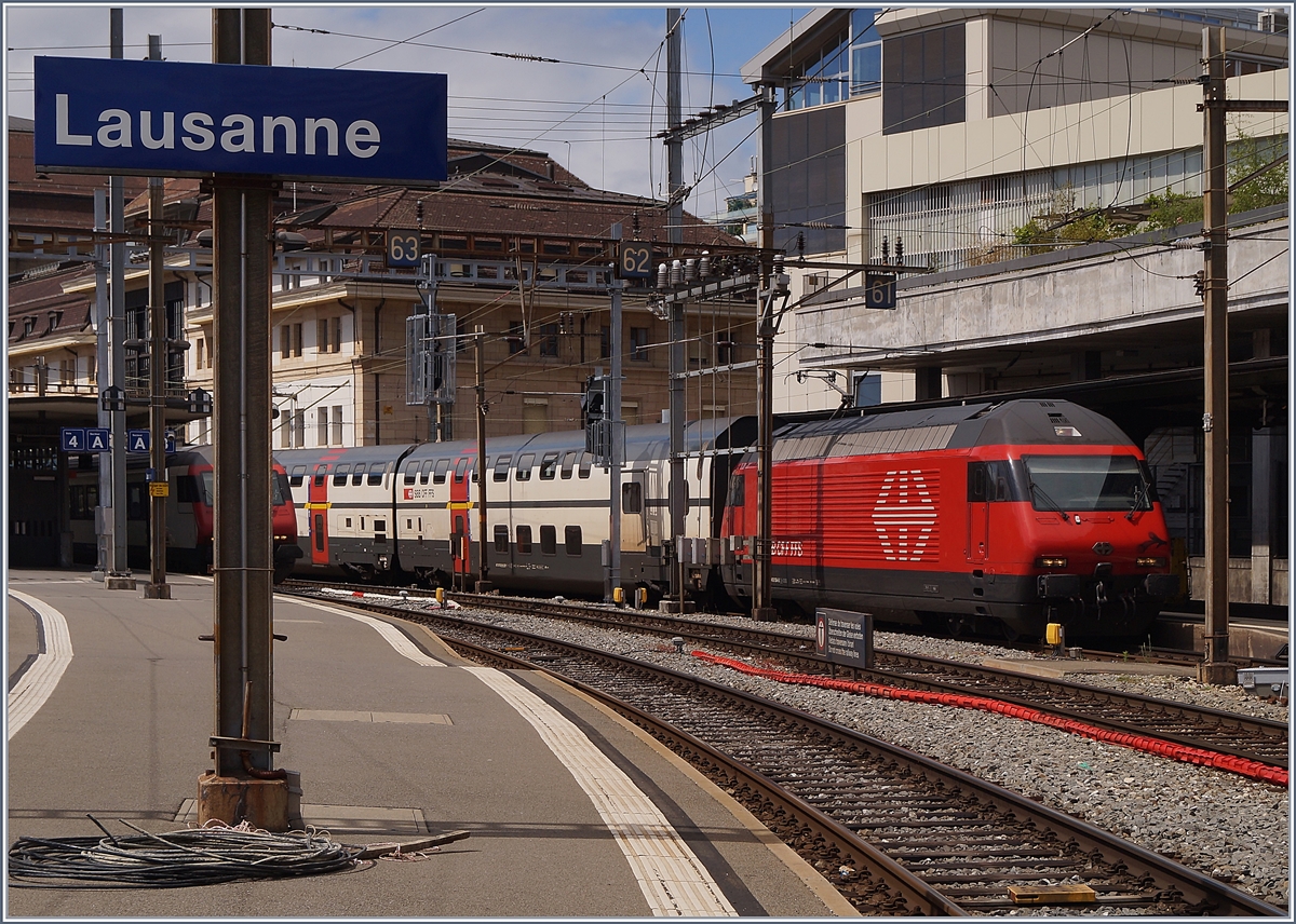 Mit einem IR1 nach Zürich wartet eine SBB Re 460 in Lausanne auf die Abfahrt.

29. April 2020