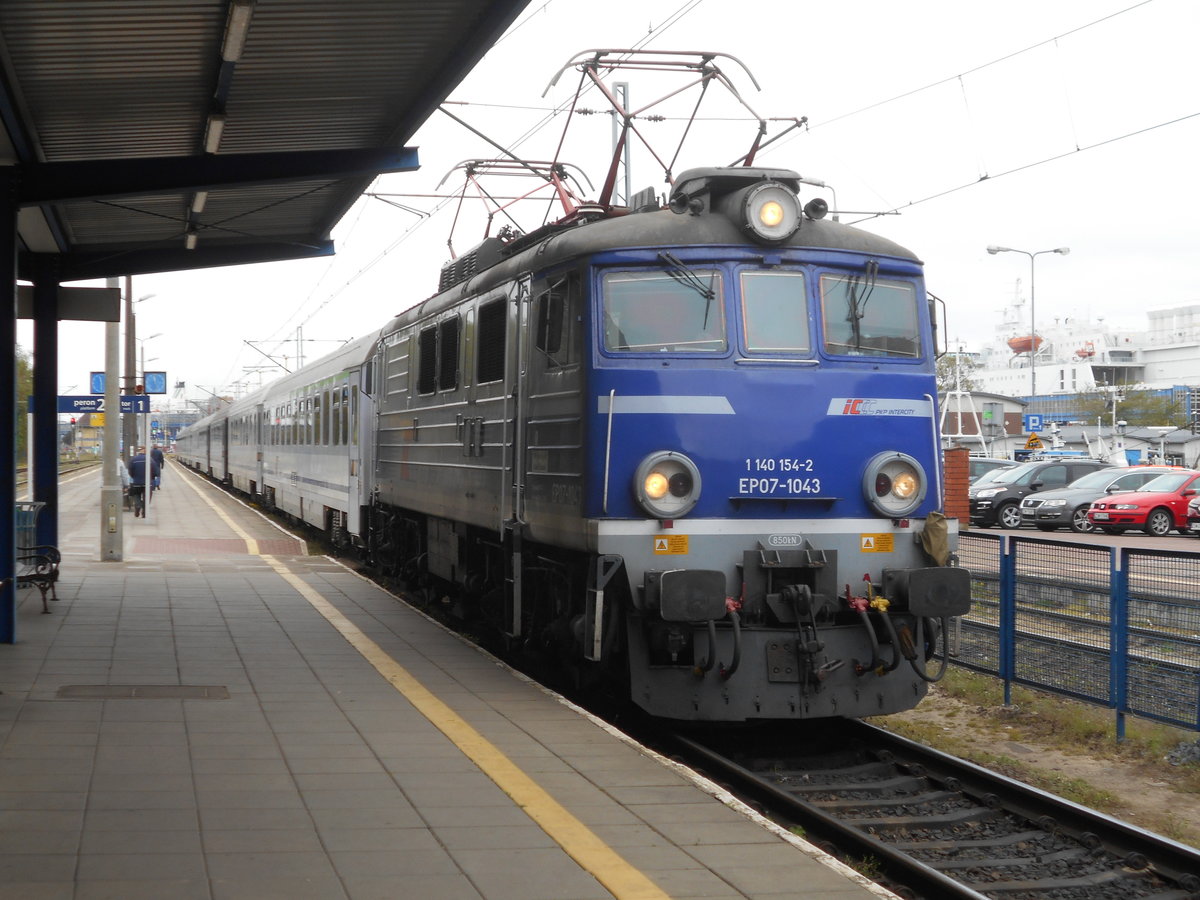 Mit einem Schnellzug nach Kattowice stand,am 02.Mai 2019,die EP07-1043 in Swinoujscie Port.