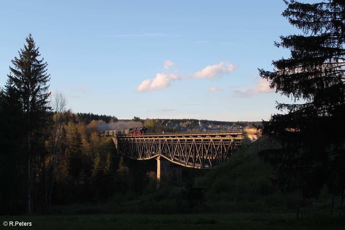 Mit einem Sonderzug aus Loket (Böhmen) in der Tschechei zieht die 52 8195 , des Fränkischen Museums Eisenbahn (FME), bei Neusorg übers Fichtelnaabviadukt in Richtung Mittelfranken Metropole Nürnberg. 13.05.17