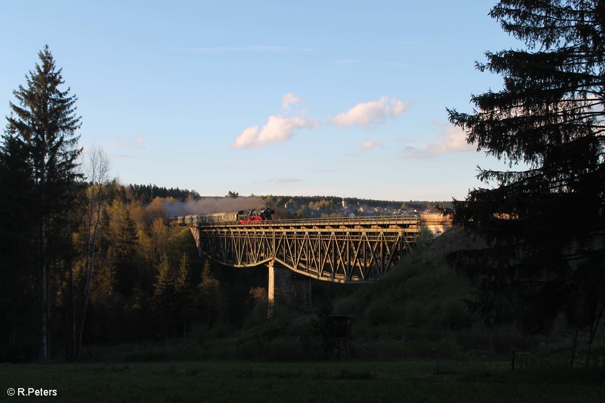 Mit einem Sonderzug aus Loket (Böhmen) in der Tschechei zieht die 52 8195 , des Fränkischen Museums Eisenbahn (FME), bei Neusorg übers Fichtelnaabviadukt in Richtung Mittelfranken Metropole Nürnberg. 13.05.17