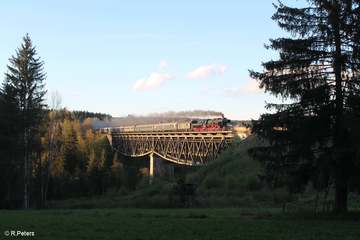 Mit einem Sonderzug aus Loket (Böhmen) in der Tschechei zieht die 52 8195 , des Fränkischen Museums Eisenbahn (FME), bei Neusorg übers Fichtelnaabviadukt in Richtung Mittelfranken Metropole Nürnberg. 13.05.17