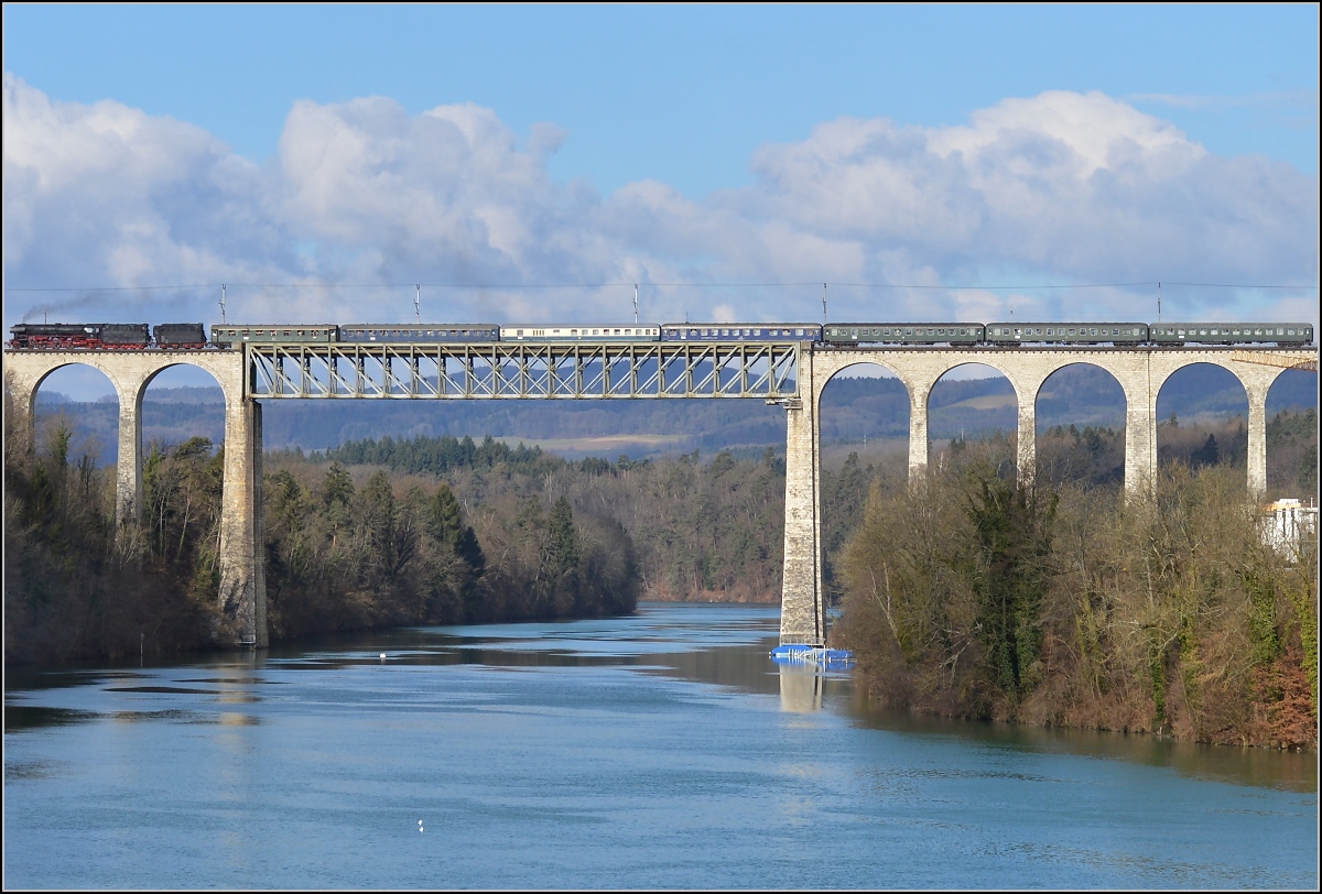 Mit einem unkorrekt knappen Schnitt des Bildes darf die Seele ein wenig in der Dampflokzeit baumeln. 01 1066 mit ihrem Sonderzug nach Locarno. 