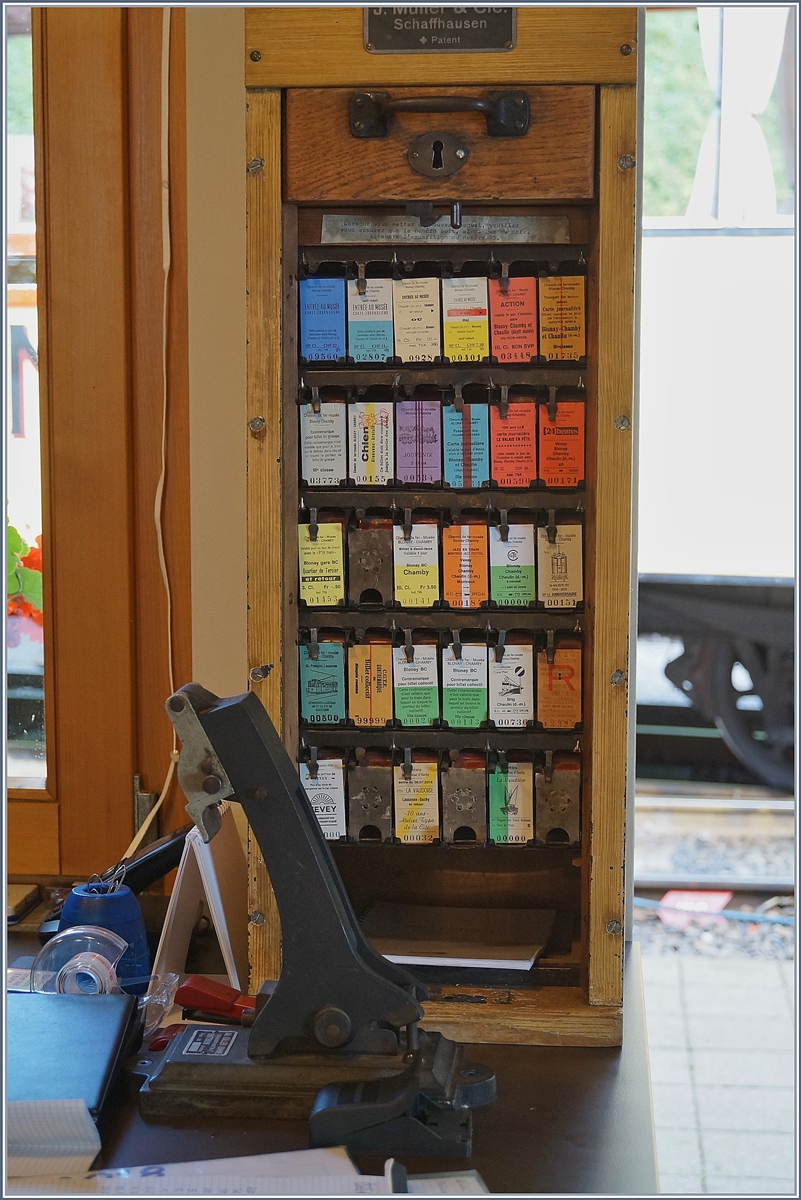 Mit freundlicher Genehmigung der Blonay-Chamby Bahn durfte ich diesen  Billett-Kasten  fotogarfieren. Während auf mittleren und grossen Bahnhöfen die Fahrkarten mit dem Pautze Drucker jeweils auf Kundenwunsch mit  Klischees  gedruckt wurden, hatten kleine Station ihre Fahrkarten bereits fertiggedruckt in einem solchen Kasten zum Verkauf vorrätig. Das System wurde  Katensystem  genannt. Jeweils 100 durchnummerierte Fahrkarten wurden mit einer Feder nach vorne gedrückt. Am Monatsende wurde die Nummer abgelesen und der Verkauf ausgerechnet. Vorsicht war geboten beim Nachfüllen der Karten, damit diese nicht unabsichtlich durch den Federdruck im ganzen Büro verteilt wurden... Chaulin, den 19. August 2018 