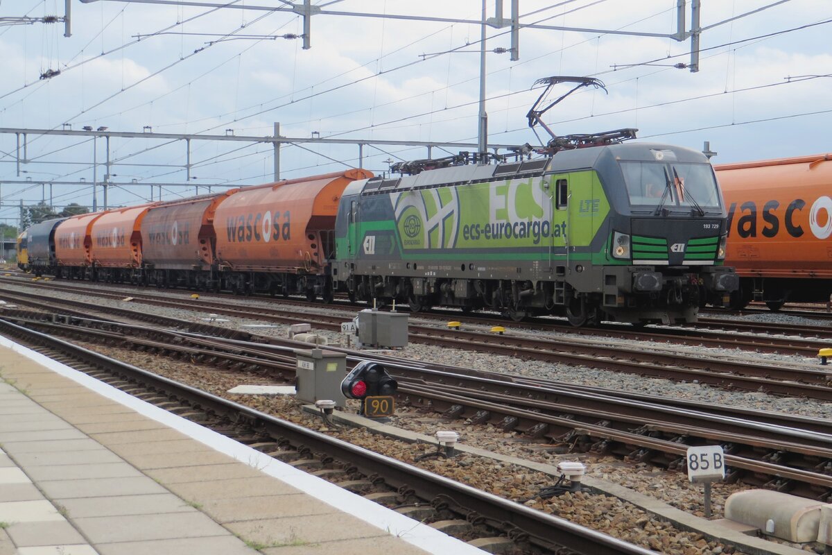 Mit f�nf leere Getreidewagen rangiert am Abend von 18 August 2021 LTE 193 729 in Nijmegen.