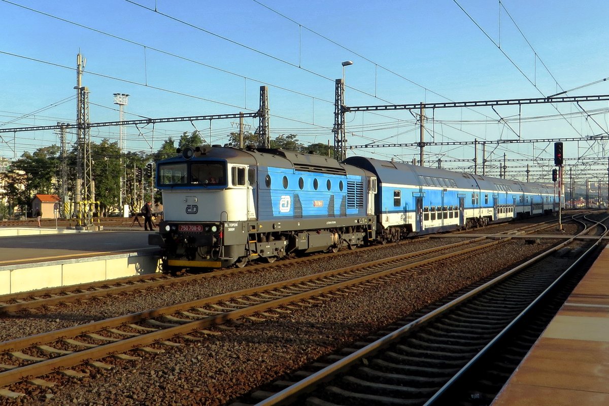 Mit in Görlitz gebaute Doppeldecker treft am 20 September 2020 CD 750 708 in Praha hl.n. ein.