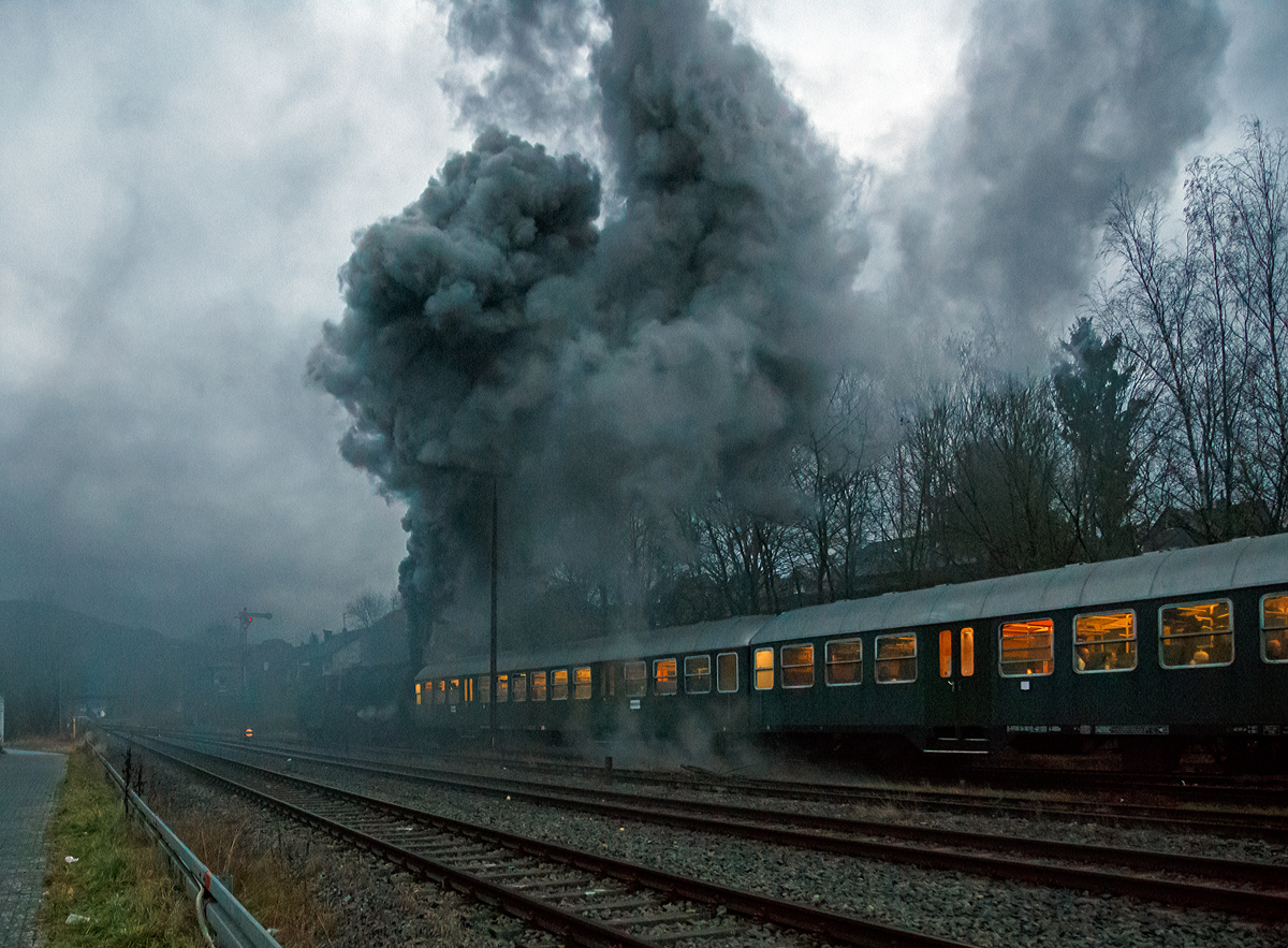 
Mit mächtig viel Rauch geht es weiter....
Die Dreizylinder-Güterzug-Dampflokomotive 58 311 der UEF Ulmer Eisenbahnfreunde (ex DR 58 1111-2, ex DR 58 311, ex G 12 Baden 1125), hat am 26.01.2018 zieht den Sonderzug der Eisenbahnfreunde Treysa e.V. von Herdorf weiter in Richtung Dillenburg.

Der Dampfsonderzug befand sich auf seiner Rückfahrt von der Bindweide nach Treysa.