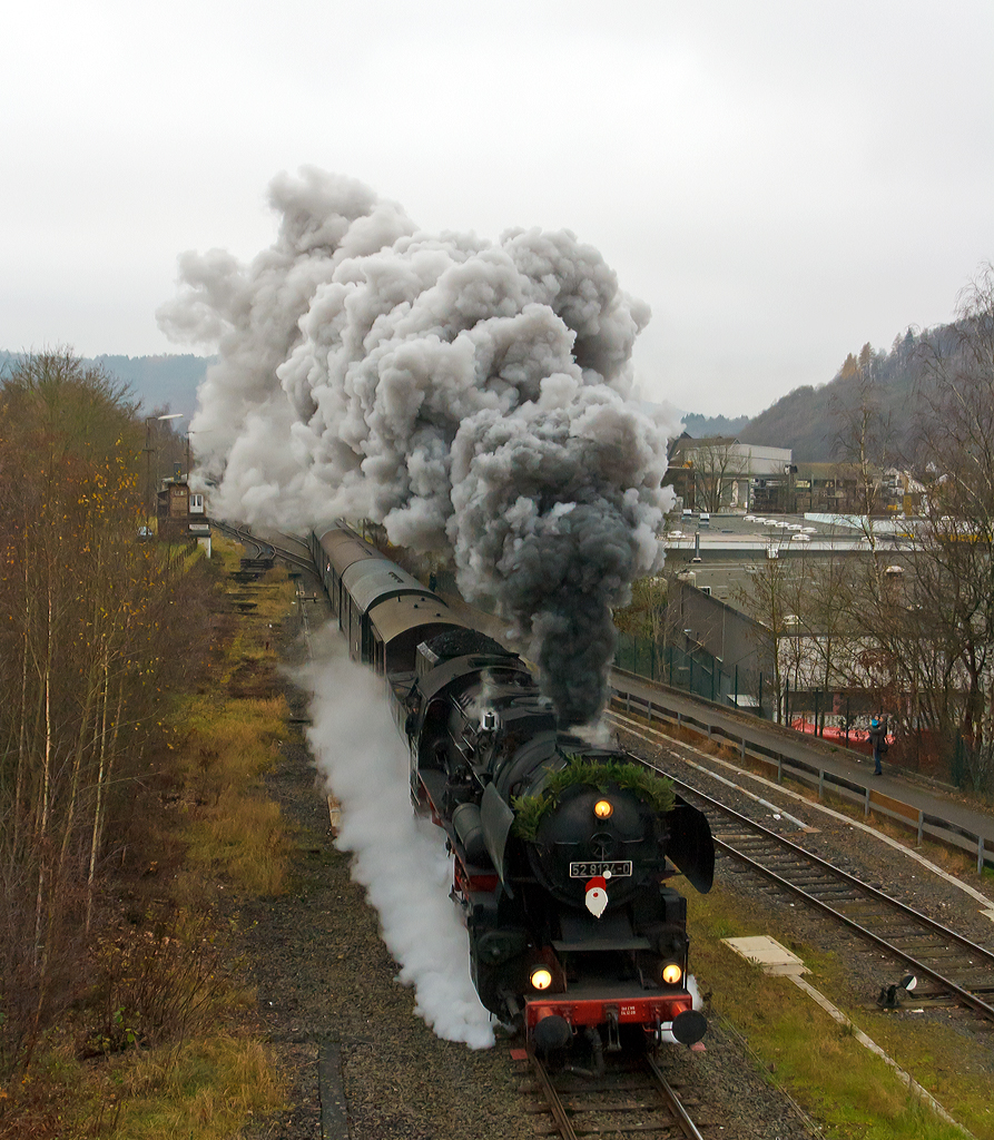 
Mit einer mächtigen Rauchfahne durchfährt die Betzdorfer  52 8134-0 (ex DB 052 134-4, ex DR 52 8134-0) am 30.11.204 Herdorf, hier kurz hinter dem Bahnhof bzw. kurz vor der Brücke Wolfsweg. 

Heute veranstalten die Eisenbahnfreunden Betzdorf ihre alljährlichen Nikolausfahrten zwischen Betzdorf/Sieg und Würgendorf auf der Hellertalbahn (KBS 462).

Die Lok war, bedingt durch die Wiedervereinigung, eine der letzten Normalspurigen Dampfloks der DB. Zudem war sie als 052 134-4 eine der wenigen waren 52 der DB (BR 52.80). Die Lok wurde 1965 aus der 1943 bei der Lokfabrik Wien-Floridsdorf (Fabriknummer 16591) gebauten 52 7138 rekonstruiert. 
Diese hier ist auch noch als DB 052 134-4 gefahren. Sie wurde am 05.12.1994 z-gestellt und am 05.07.1995 bei der DBAG ausgemustert. 
