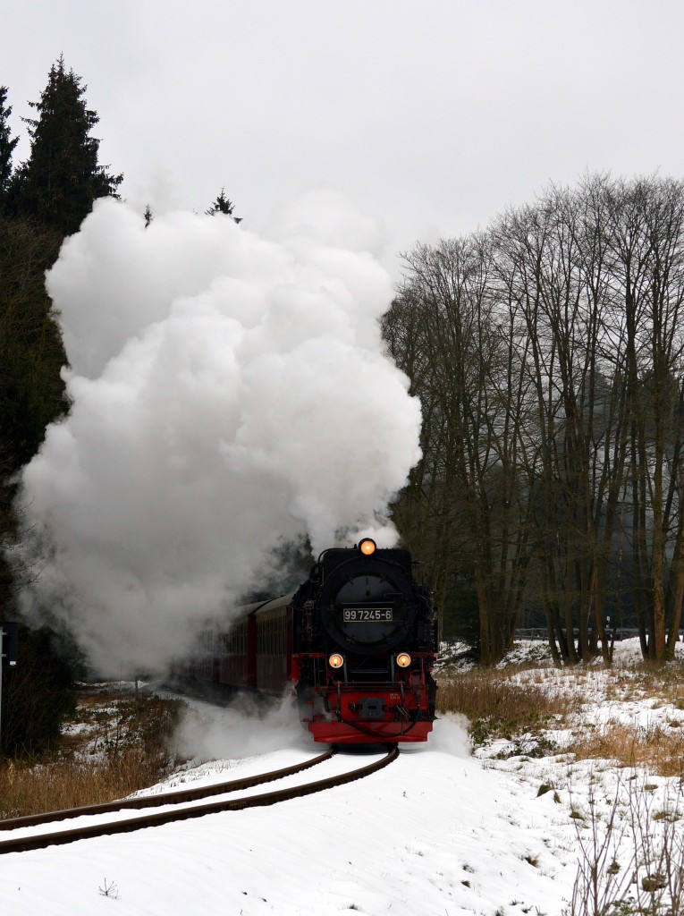 Mit meiner neuen Kamera der Nikon D 3200 ging es am 6.1.2015 in den Harz.Mit P 8920 ist 99 7245-6 mit dem  Nordhäuser  kurz vor Drei-Annen-Hohne unterwegs.