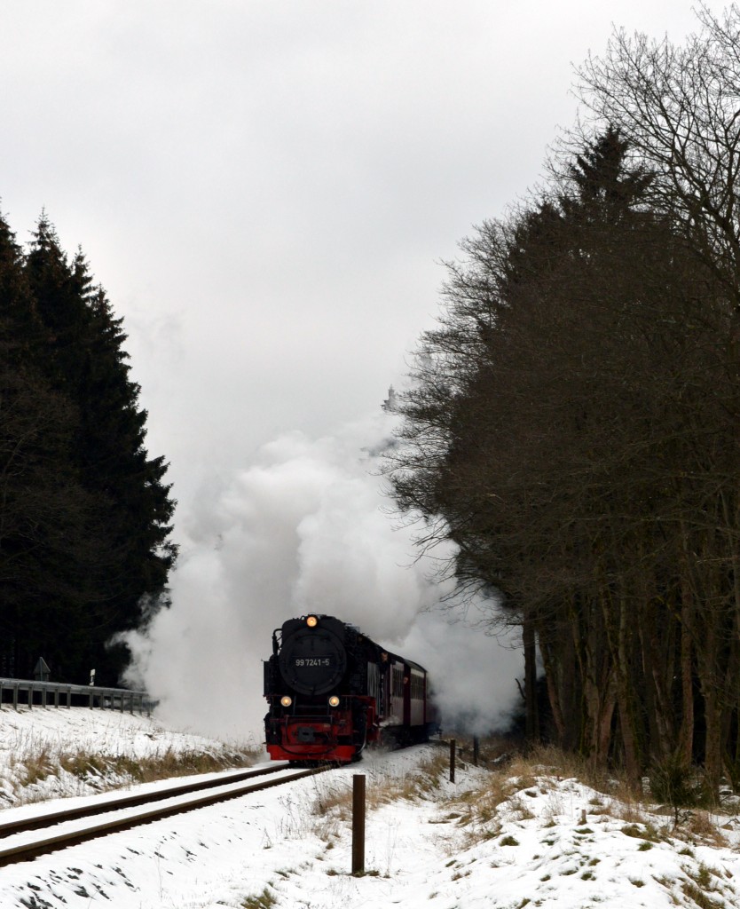 Mit meiner neuen Kamera der Nikon D 3200 ging es am 6.1.2015 in den Harz.Mit P 8903 ist 99 7241-5 kurz vor Drei-Annen-Hohne unterwegs.
