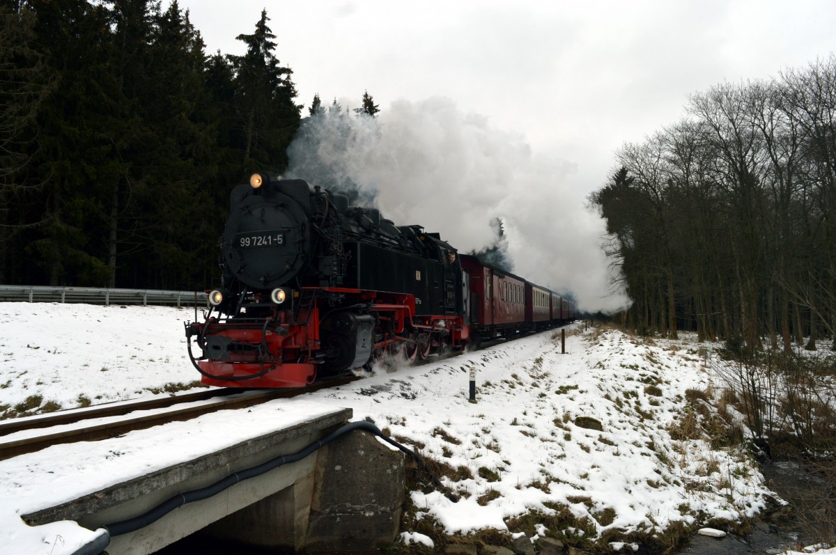 Mit meiner neuen Kamera der Nikon D 3200 ging es am 6.1.2015 in den Harz.Mit P 8903 wird 99 7241-5 in kürze Drei-Annen-Hohne erreichen.