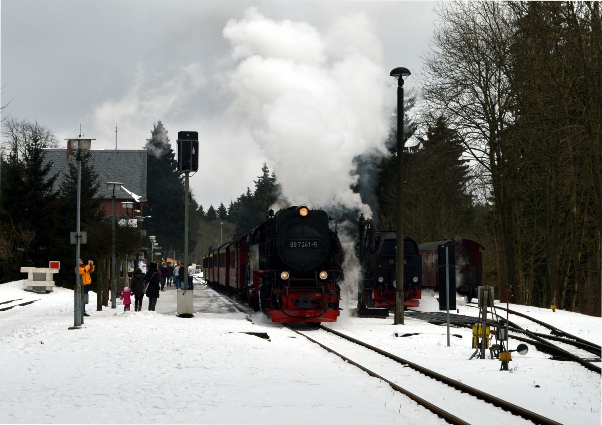 Mit meiner neuen Kamera der Nikon D 3200 ging es am 6.1.2015 in den Harz.Mit dem P 8903 stand 99 7241-5 am Bahnsteig in Drei-Annen-Hohne