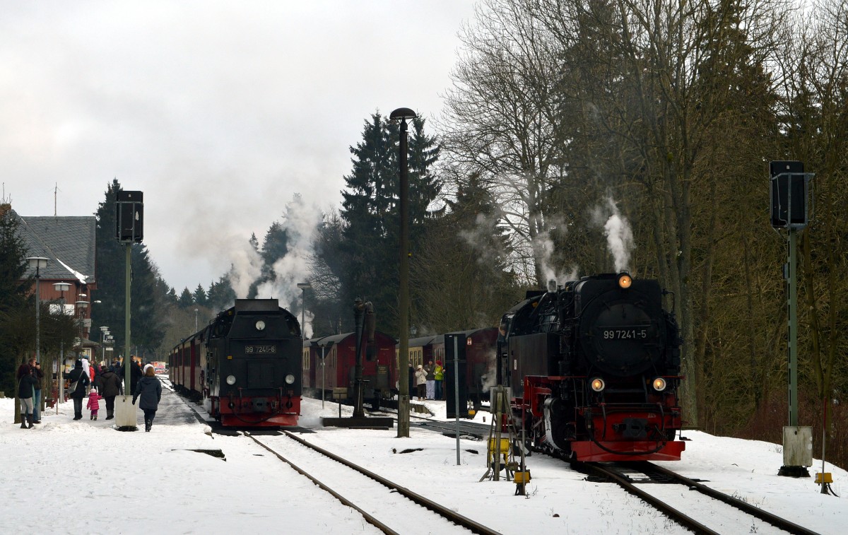 Mit meiner neuen Kamera der Nikon D 3200 ging es am 6.1.2015 in den Harz.99 7241-5 hat mit der 99 7245-6 die Züge getauscht.Die 7245 steht schon wieder abfahrbereit an ihrem Zug, als die 7241 zum Wasserfassen fuhr.