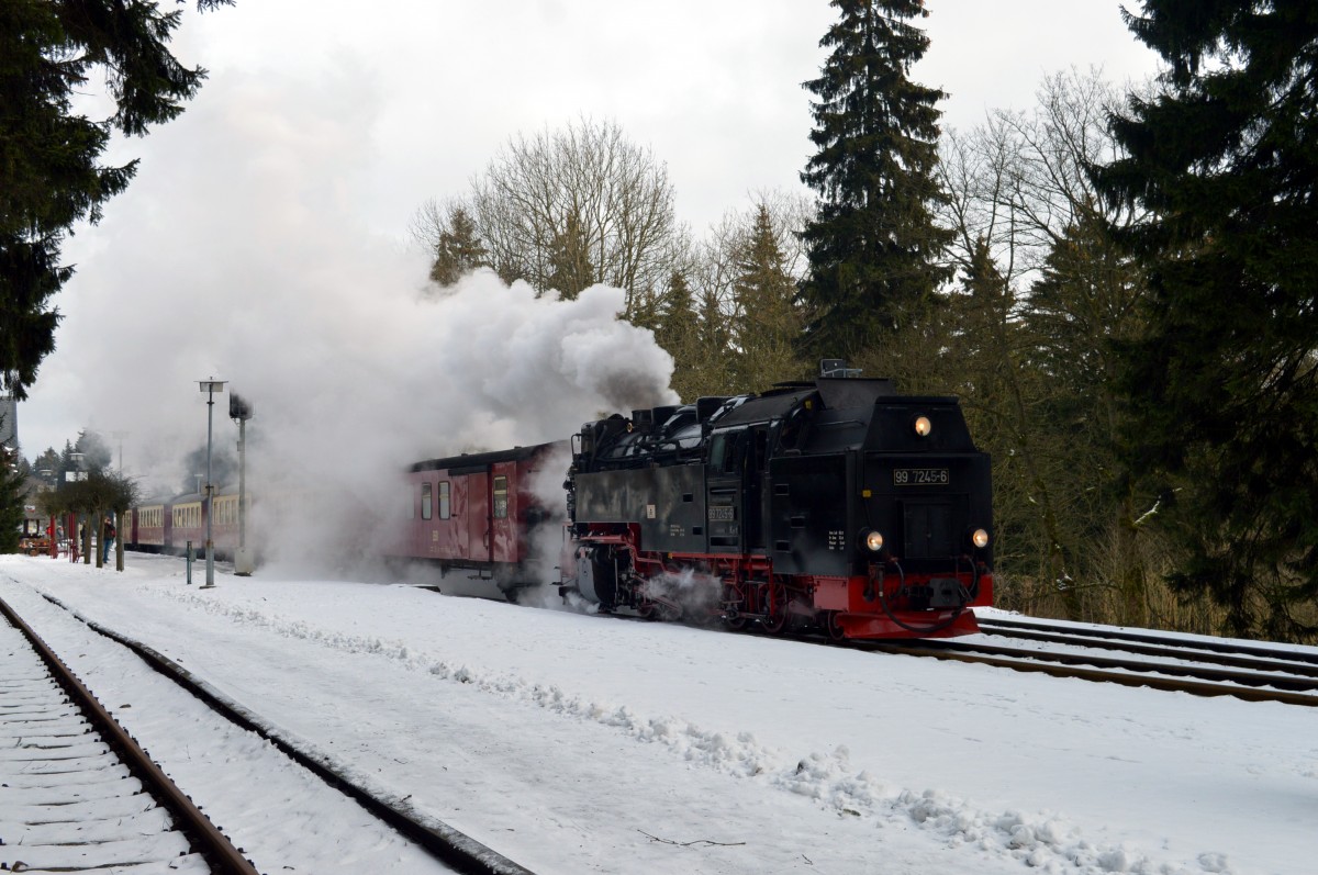 Mit meiner neuen Kamera der Nikon D 3200 ging es am 6.1.2015 in den Harz.99 7245-6 fuhr mit P 8903 aus Drei-Annen-Hohne nach Eisfelder Talmühle aus.