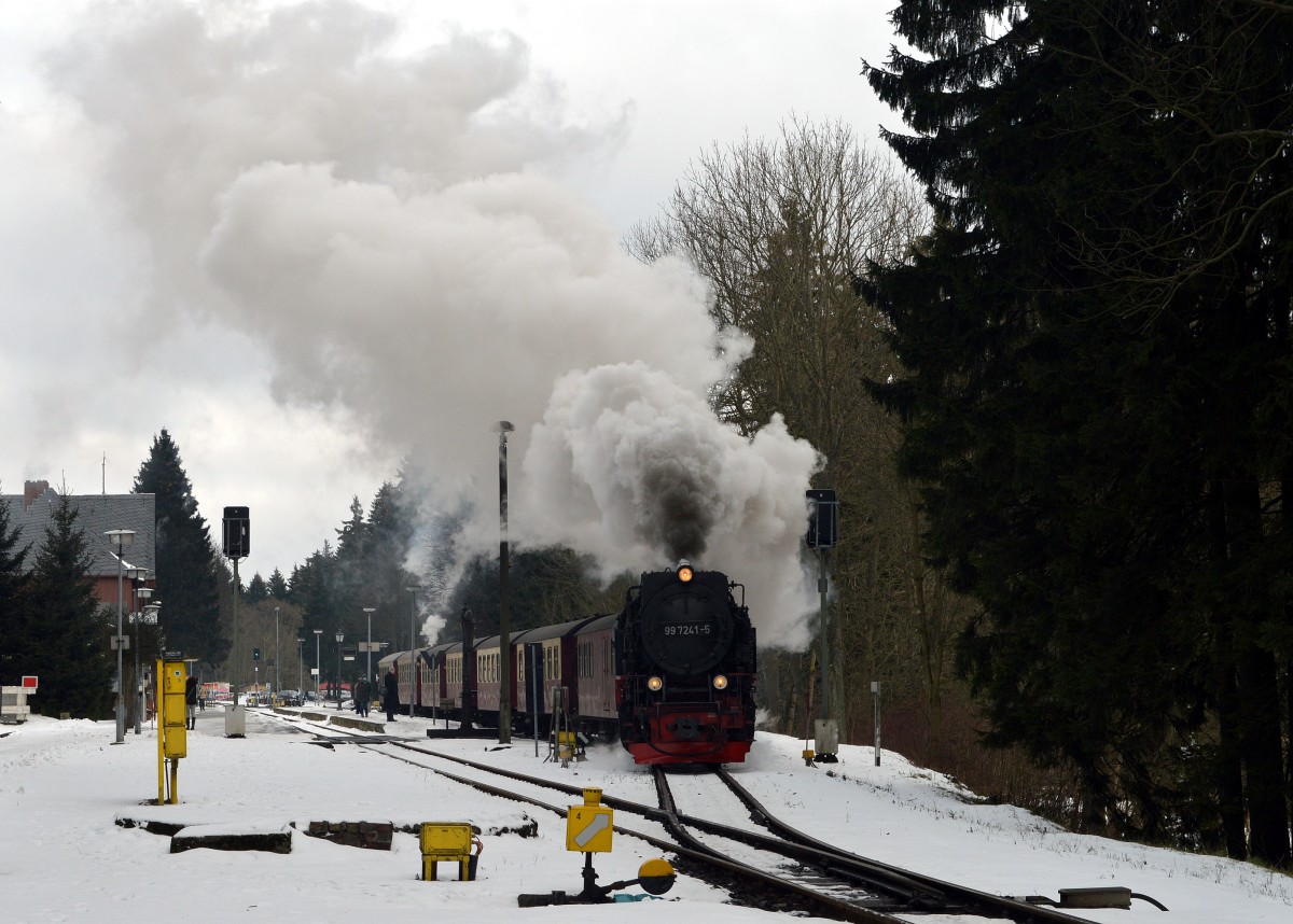 Mit meiner neuen Kamera der Nikon D 3200 ging es am 6.1.2015 in den Harz.Mit P 8920 fuhr 99 7241-5 aus dem Bahnhof Drei-Annen-Hohne zum Brocken aus.