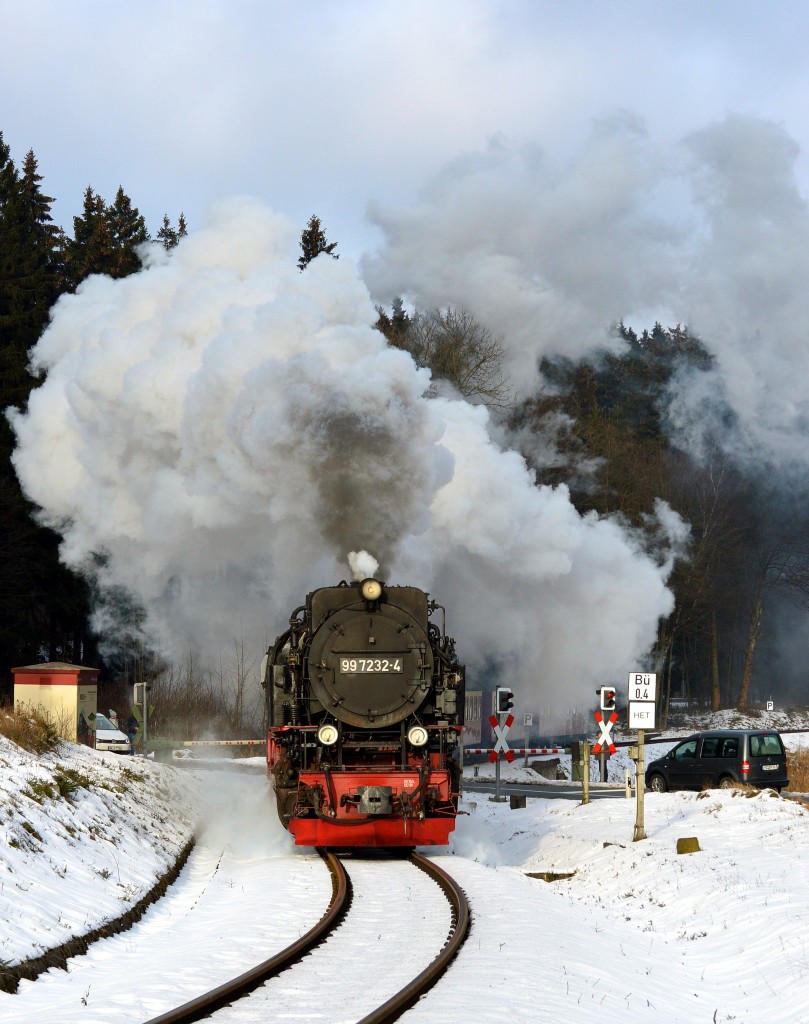 Mit meiner neuen Kamera der Nikon D 3200 ging es am 6.1.2015 in den Harz.Mit P 8927 hat 99 7232-4 gerade den Bahnhof Drei-Annen-Hohne zum Brocken verlassen.