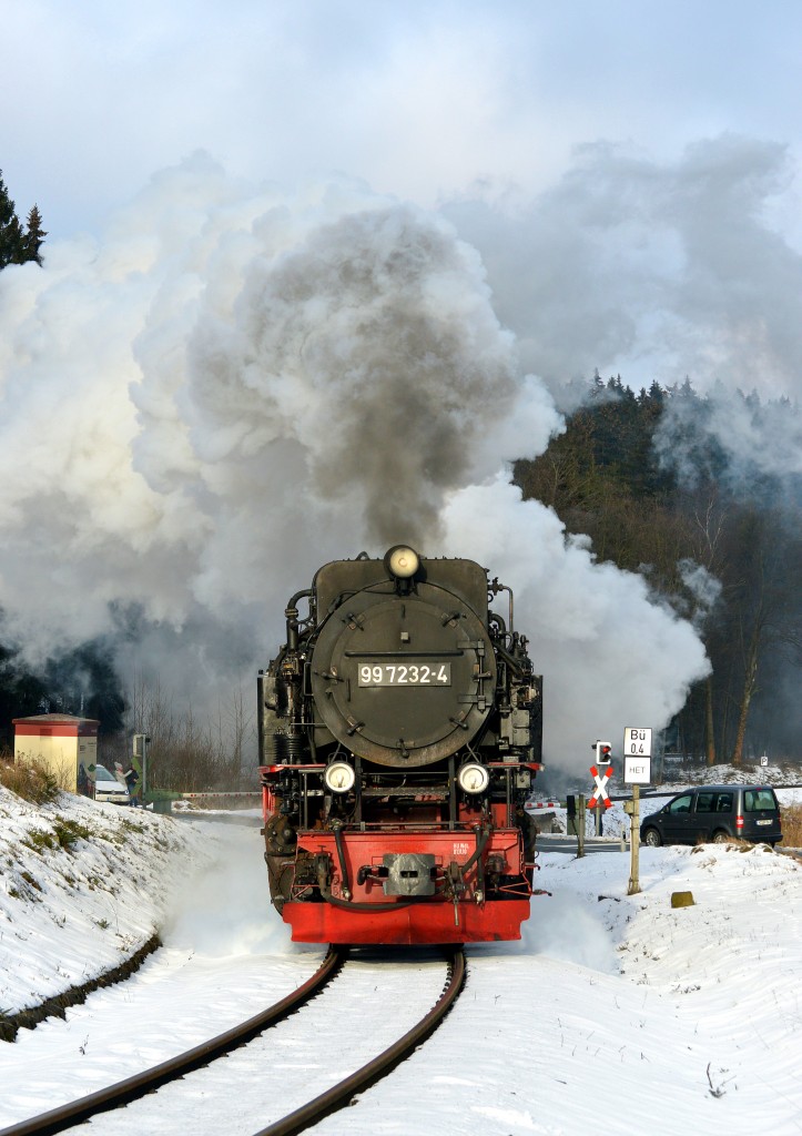 Mit meiner neuen Kamera der Nikon D 3200 ging es am 6.1.2015 in den Harz.Mit P 8927 hat 99 7232-4 gerade den Bahnhof Drei-Annen-Hohne zum Brocken verlassen.