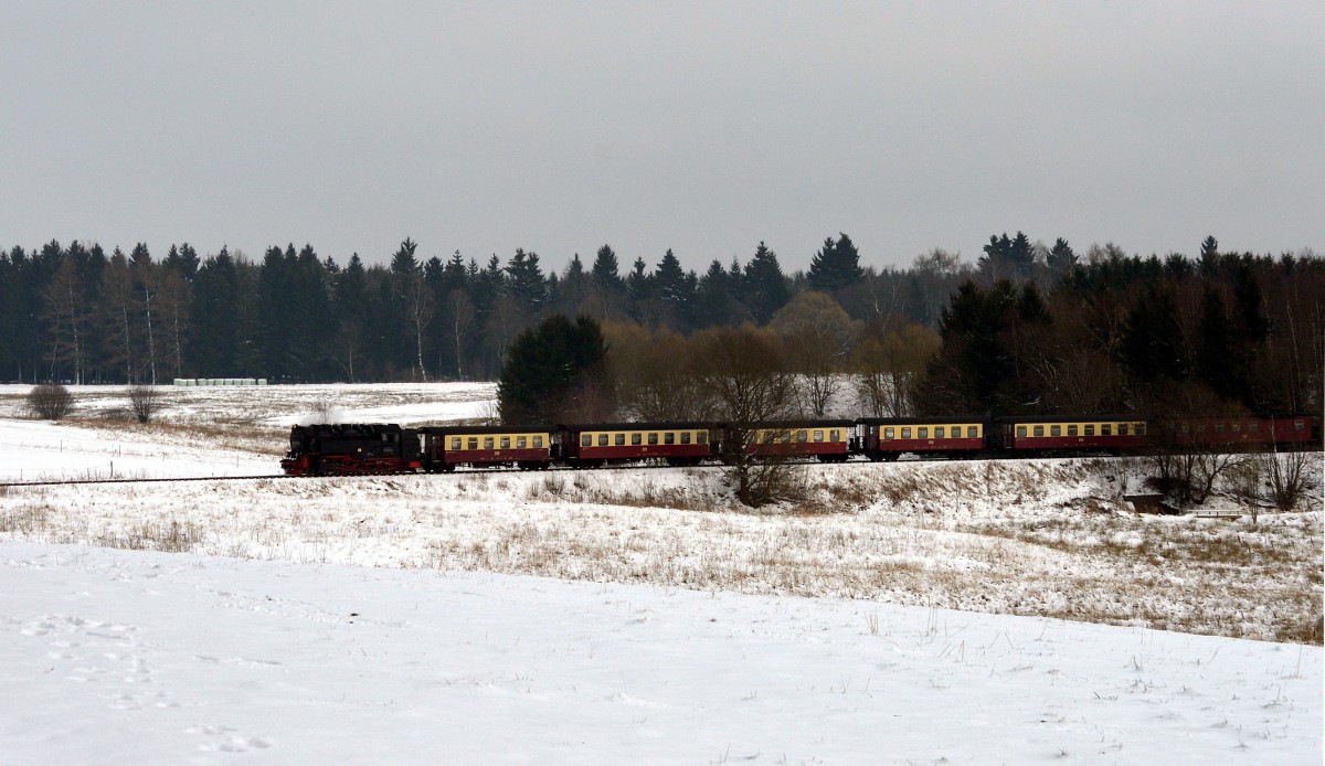 Mit meiner neuen Kamera der Nikon D 3200 ging es am 6.1.2015 in den Harz.Mit dem 55-200 Objektiv gelang mir diese Aufnahme von 99 7245-6 und P 8904 vor Benneckenstein.