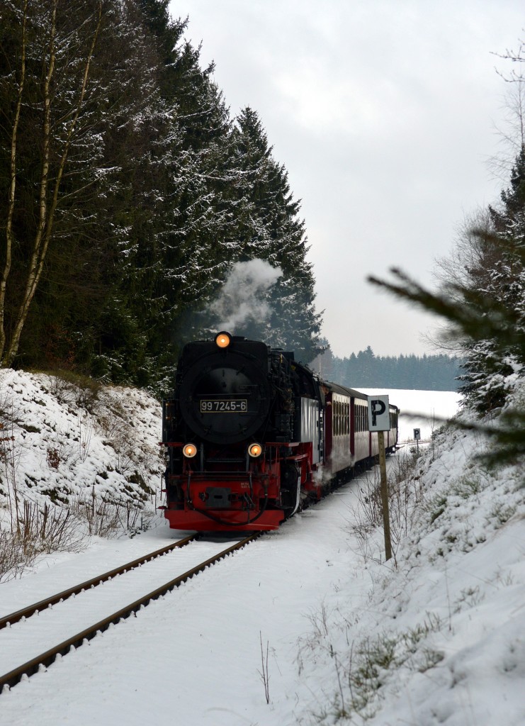 Mit meiner neuen Kamera der Nikon D 3200 ging es am 6.1.2015 in den Harz.Mein Favoriten Bild des Tages ist dieses.99 7245-6 mit P 8904 kurz vor Benneckenstein.