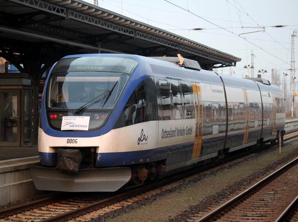 Mit MERIDIAN-Aufkleber stand VT 0006 als OLA 79796 von Ueckermnde Stadthafen nach Btzow im Bahnhof Gstrow.14.12.2013