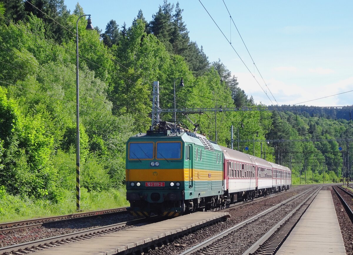 Mit neue retro-Lackierung treft 163 109 in Spisske Vlaché ein am 22 Juni 2022.