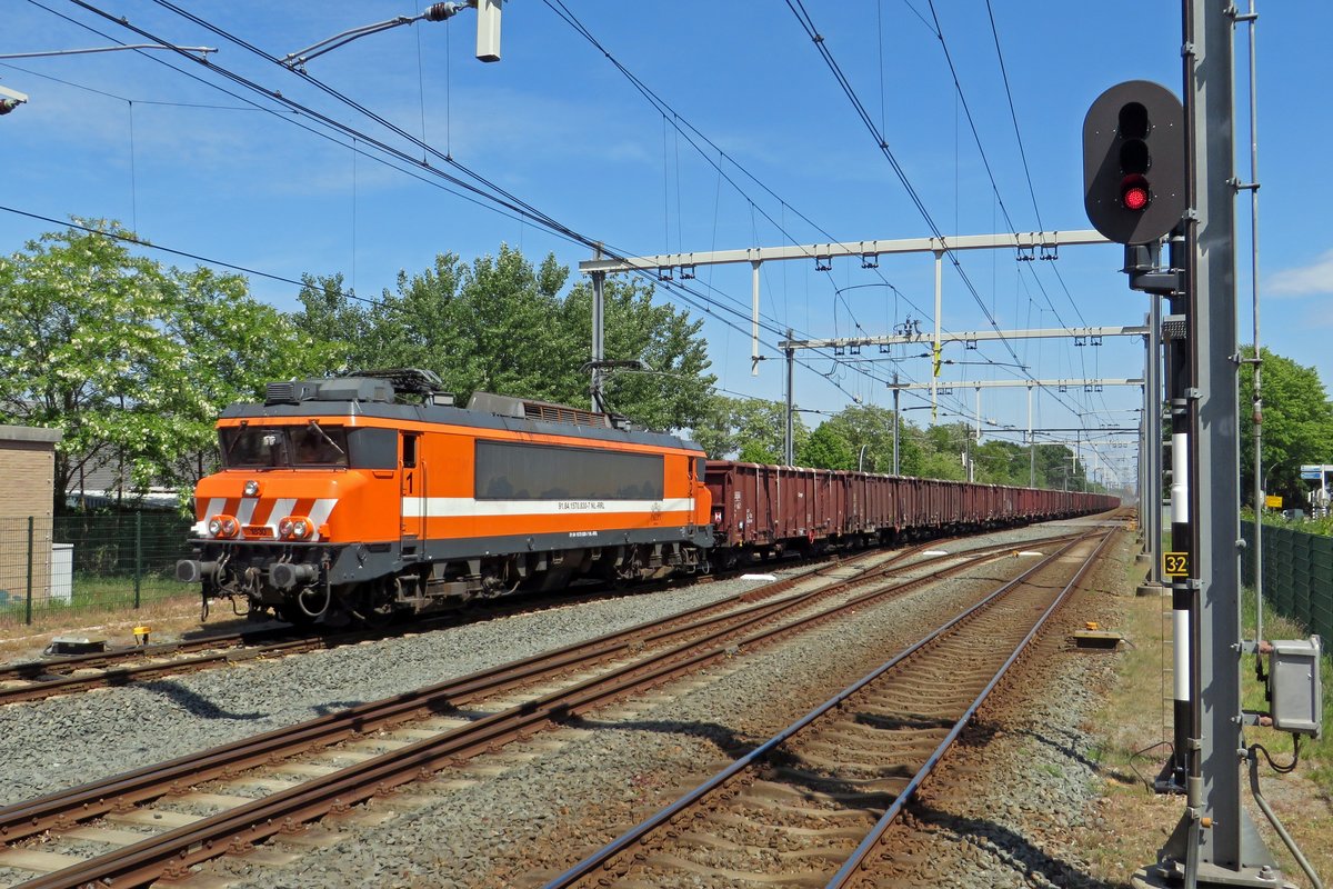 Mit Quasi-Portugesische Schreckstreifen durcheilt am 18 Mai 2020 RFO 1830 'ZWOLLE' mit ein Gypszug Wijchen. Das Bild wurde vom Bahnsteigende genommen. Mann beobachte die unterschiedliche Fronten der RFO 1830.