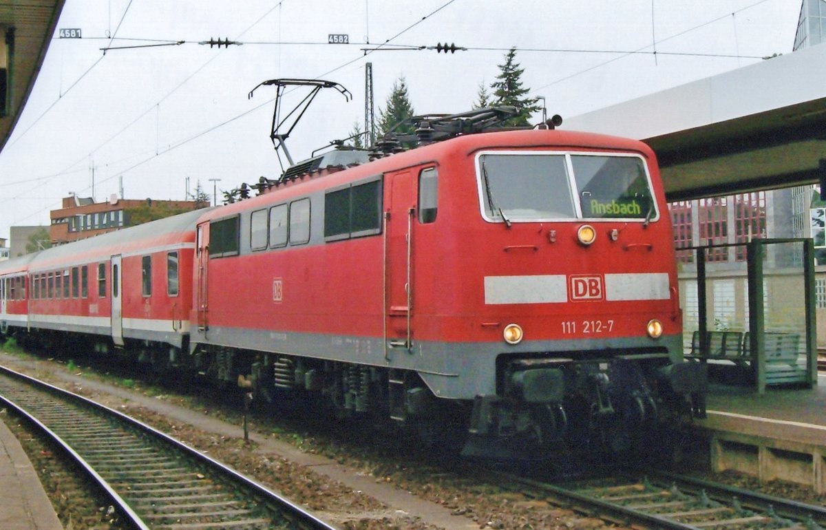 Mit RB nach Ansbach steht 111 212 am 2 Mai 2011 in N�rnberg hbf.