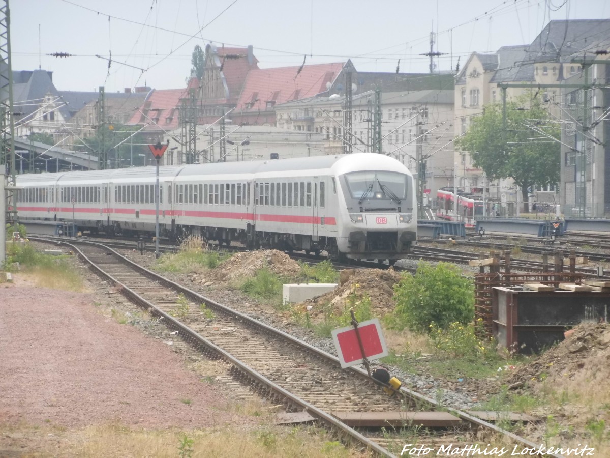 Mit Steuerwagen voraus 101 096 l�sst mit ihrem InterCity (IC) den Hallenser Hbf hinter sich am 13.6.15