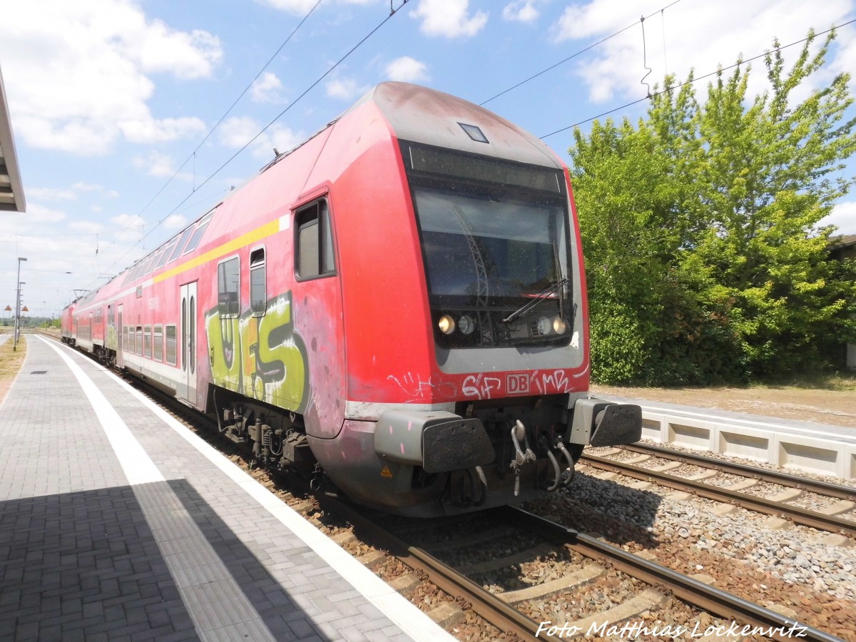 Mit Steuerwagen voraus f�hrt 143 850 in den Bahnhof Teutschthal ein am 4.6.15