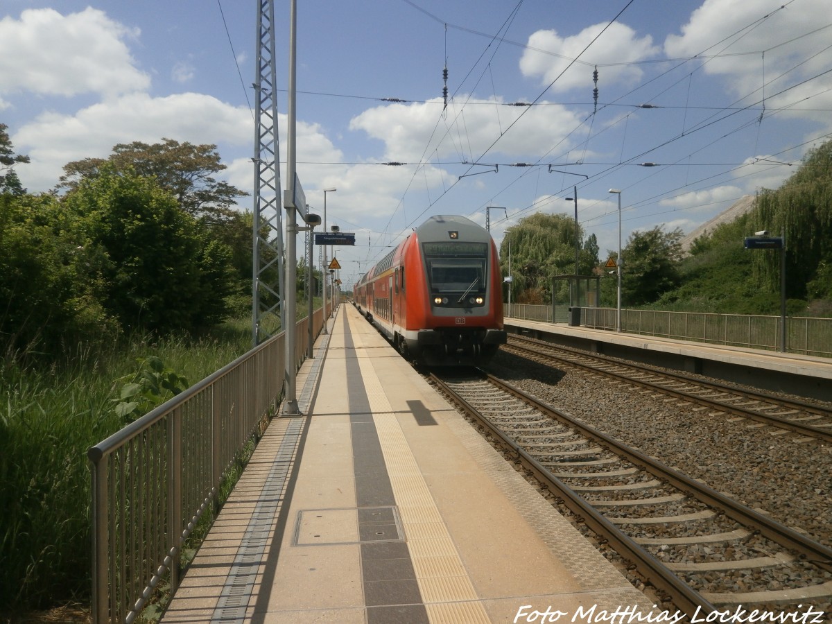 Mit steuerwagen voraus f�hrt 143 XXX als RE9 mit ziel Halle (Saale) Hbf durch den -teutschenthaler Bahnhof angefahren am 4.6.15