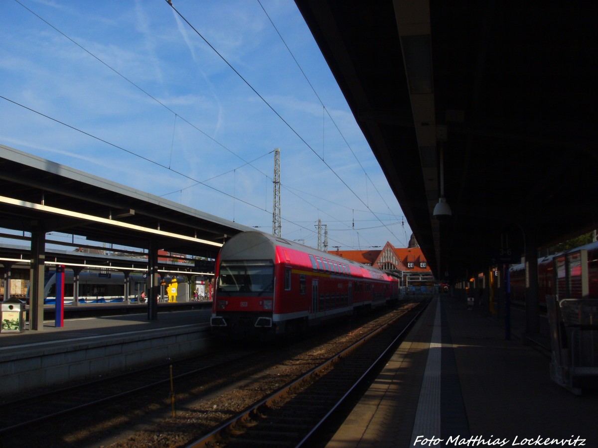 Mit Steuerwagen voraus geht es f�r 143 952 um 8:02 wieder als RE5 mit ziel Neustrelitz los , Hier steht der zug im Bahnhof Stralsund Hbf am 25.7.14