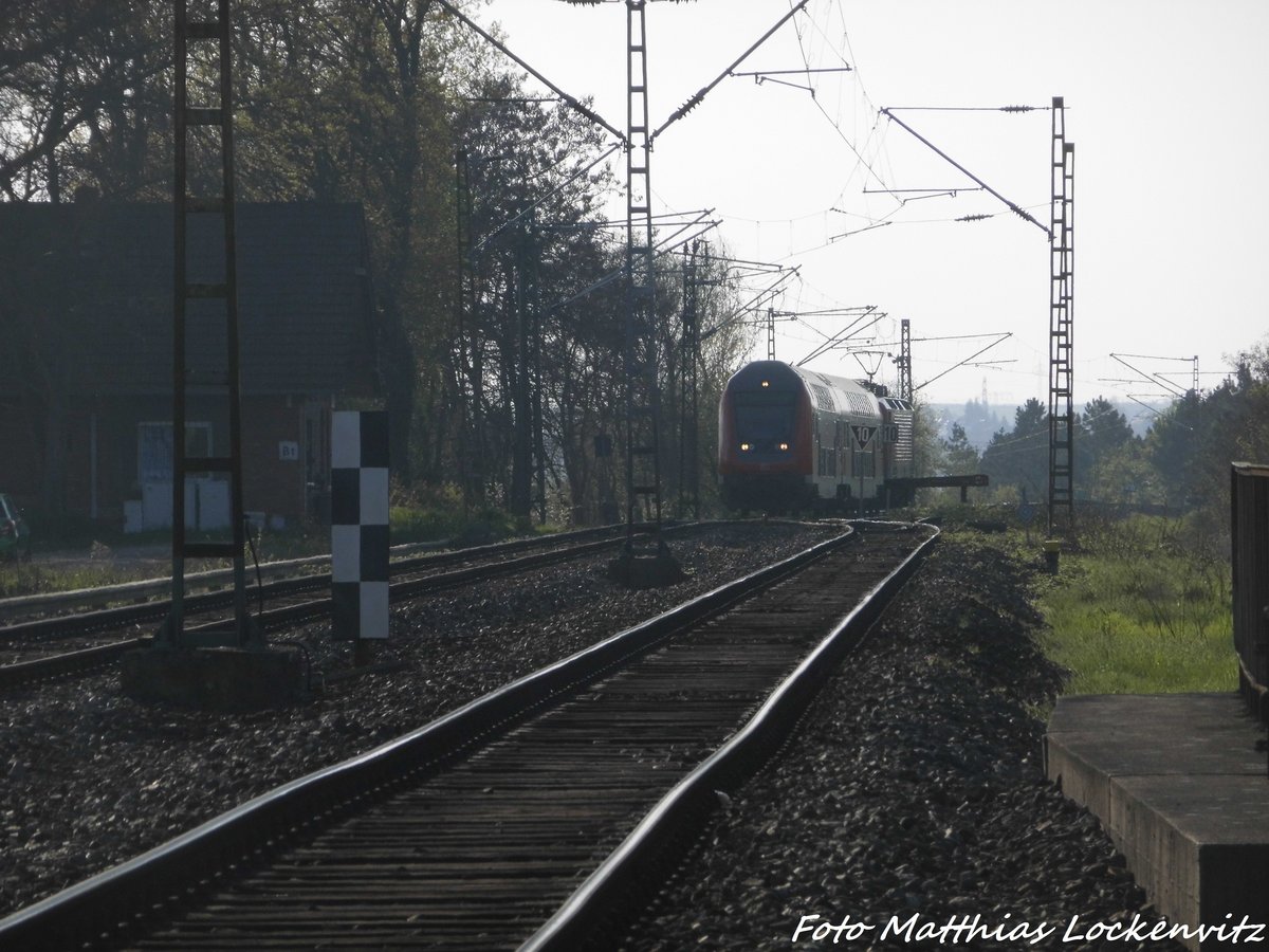 Mit Steuerwagen voraus kommt 143 822 in den Bahnhof Halle-S�dstadt eingefahren am 21.4.16