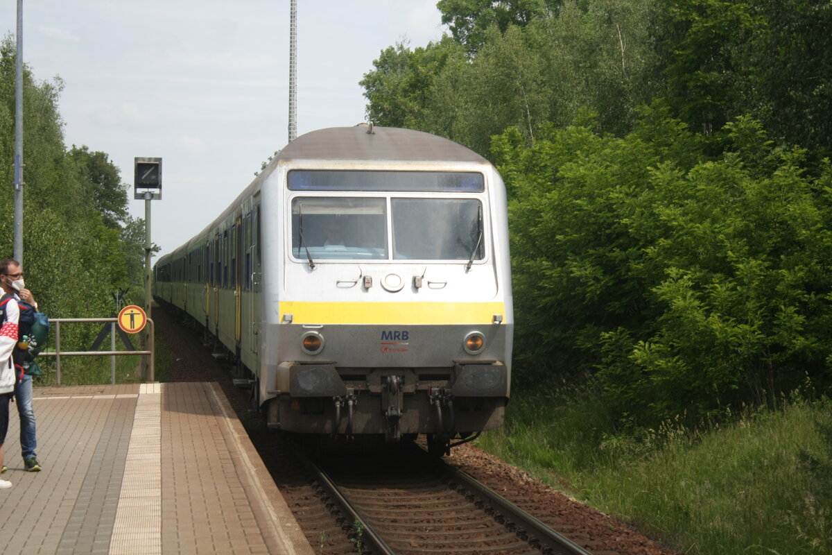Mit Steuerwagen voraus kommt 223 144 in den Bahnhof Burgst�dt eingefahren am 4.6.22