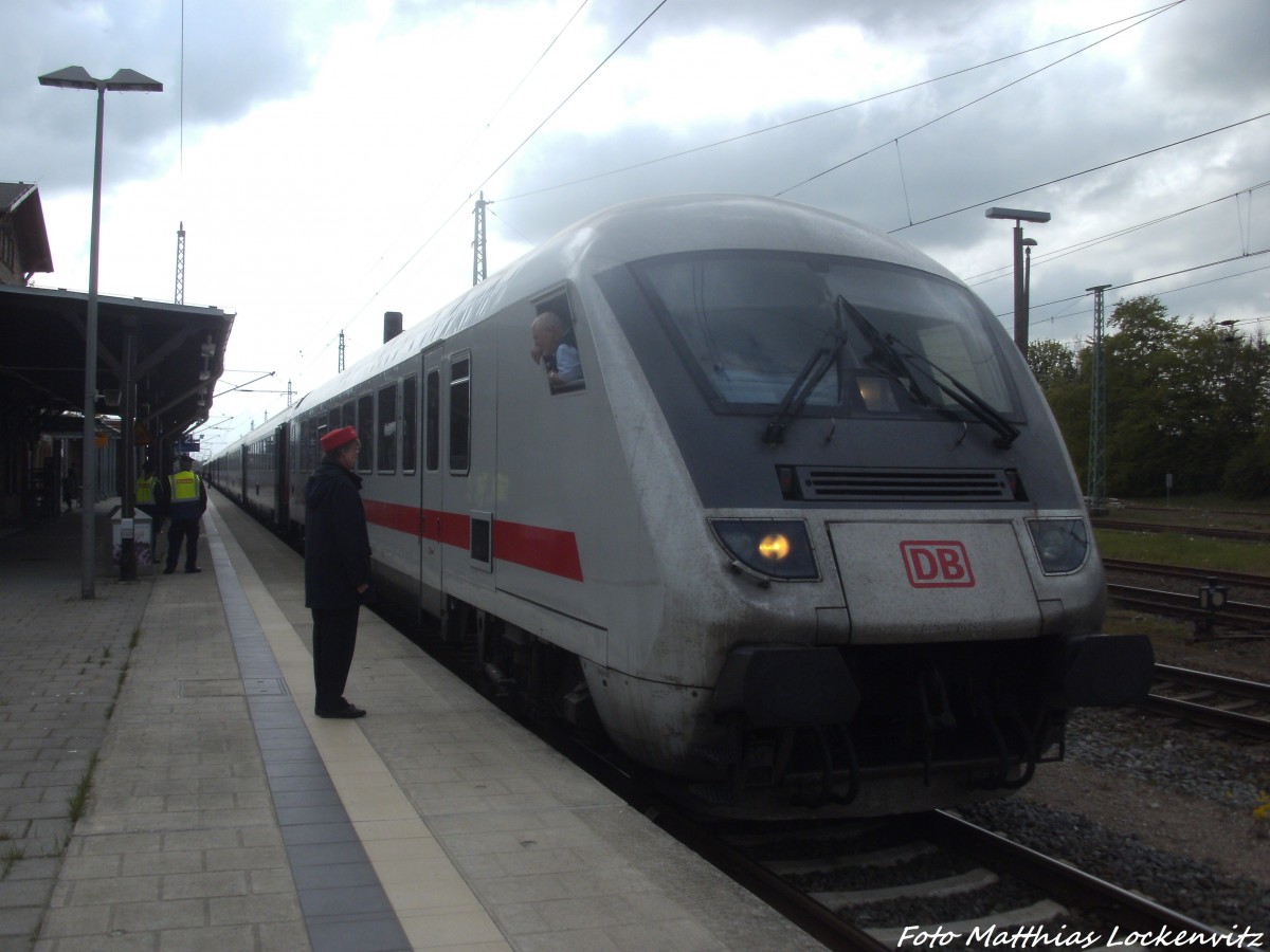 Mit Steuerwagen voraus steht 101 140 im Bahnhof Bergen auf R�gen am 5.5.14