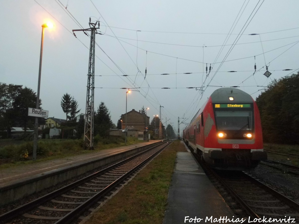 Mit Steuerwagen voraus steht 143 192 im Bahnhof Reu�en am 19.10.15