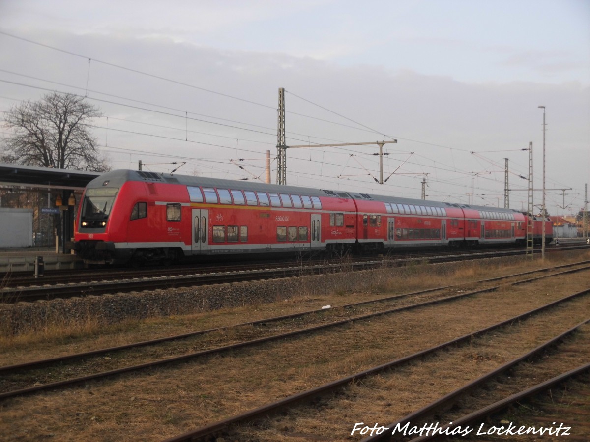Mit Steuerwagen voraus steht 182 023 im Bahnhof De�itzsch unt Bf am 15.12.15