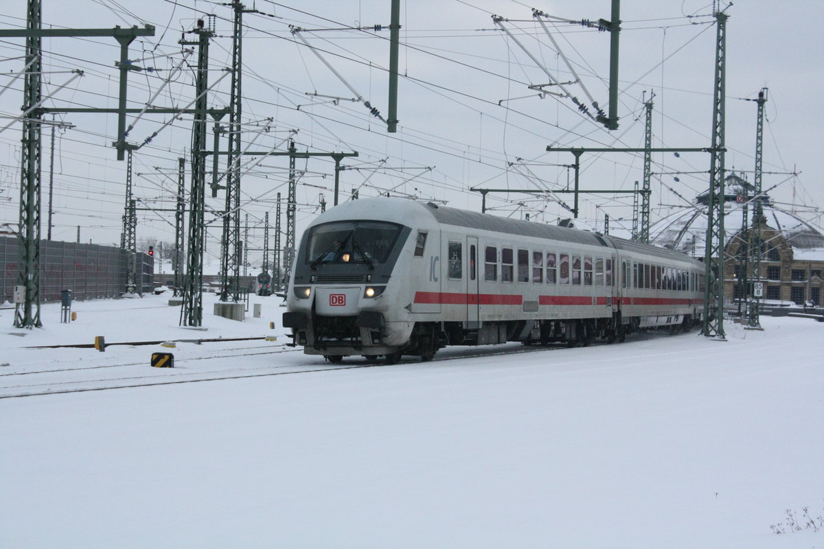Mit Steuerwagen voraus verl�sst 101 035 den Bahnhof Halle/Saale Hbf in Richtung Magdeburg Hbf am 10.2.21