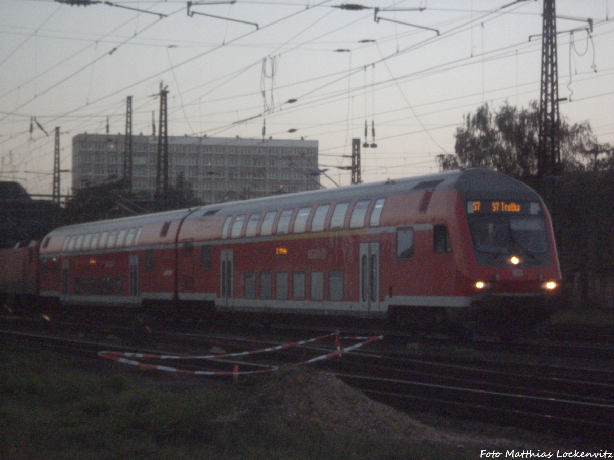 Mit Steuerwagen voraus verl�sst 143 337-4 als S7 mit Ziel Halle-Trotha den Bahnhof Halle (Saale) Hbf am 3.10.14